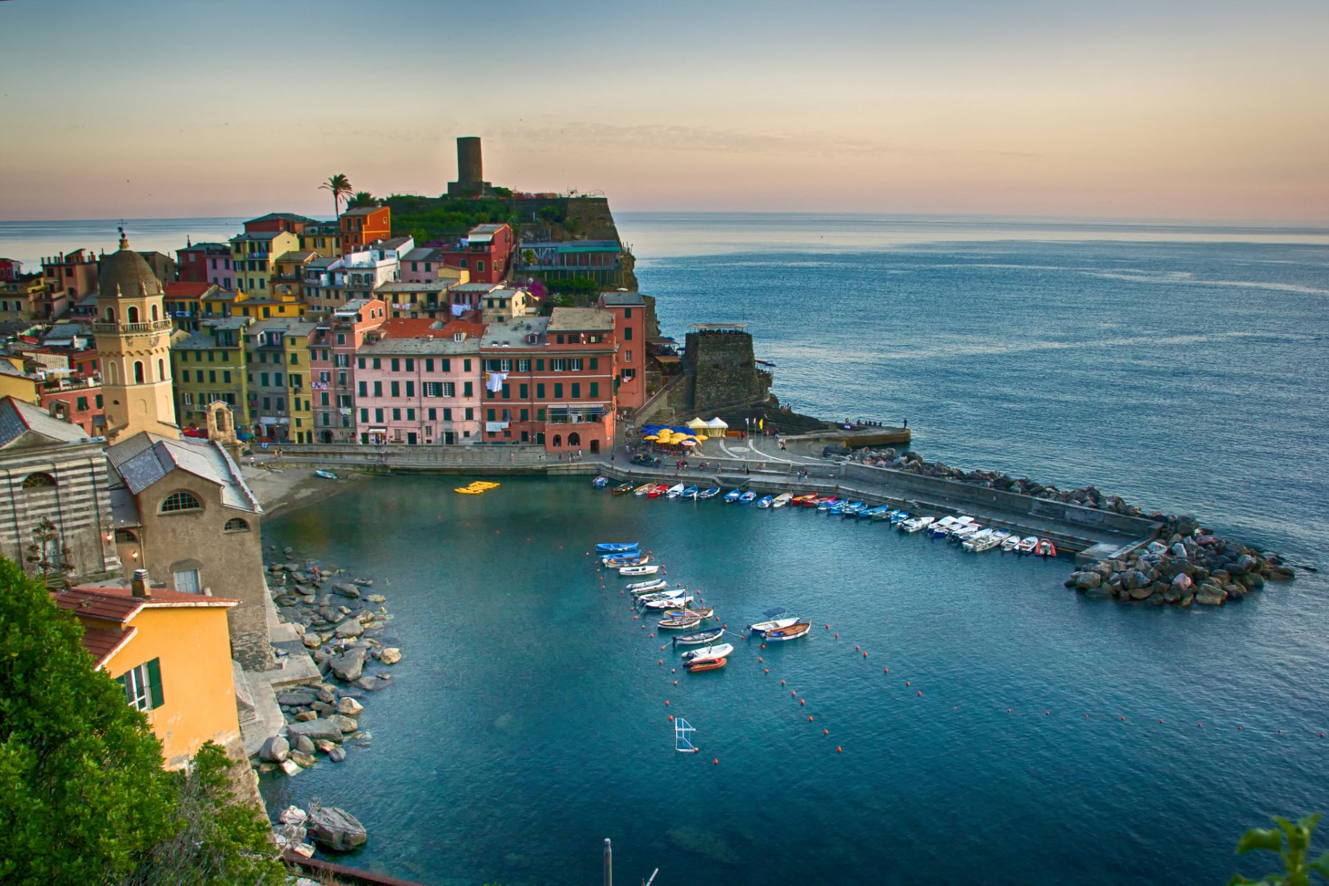 vernazza cinque terre italie mer ligure cinque terre mer côte baie bateaux bâtiments ville paysage