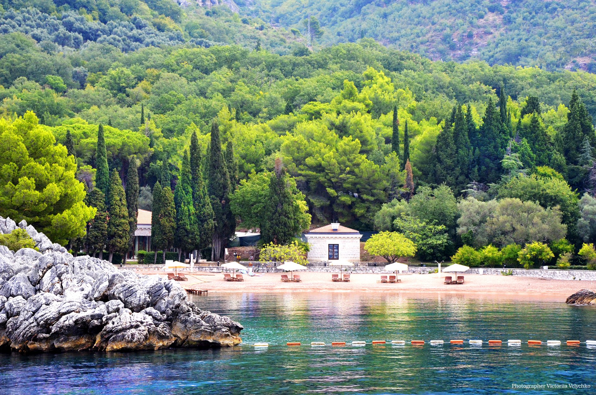 mare spiaggia rozl montenegro bello alberi verde mountins montagne budva cielo reale privato rocce pietre acqua smeraldo sole kaparis karsota umore paesaggio estate all estero turchia