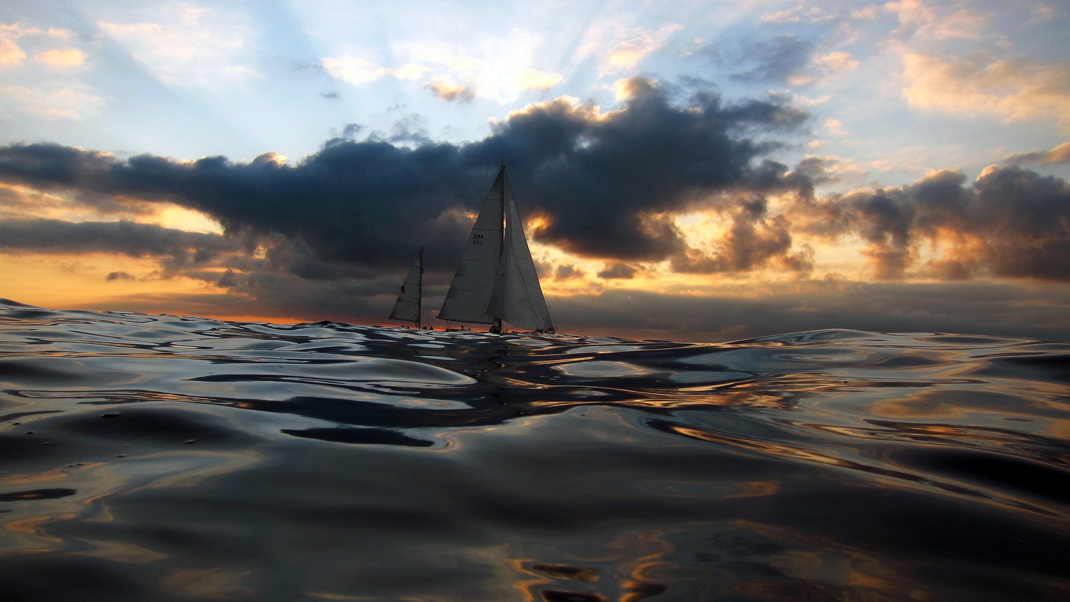 mer yacht voile voilier coucher de soleil rayons nuages ciel vagues