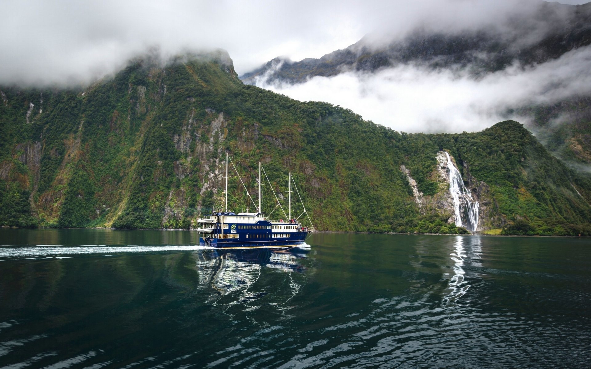 bowen falls milford sound fiordland national park nuova zelanda bowen falls fiordo di milford sound montagne nave