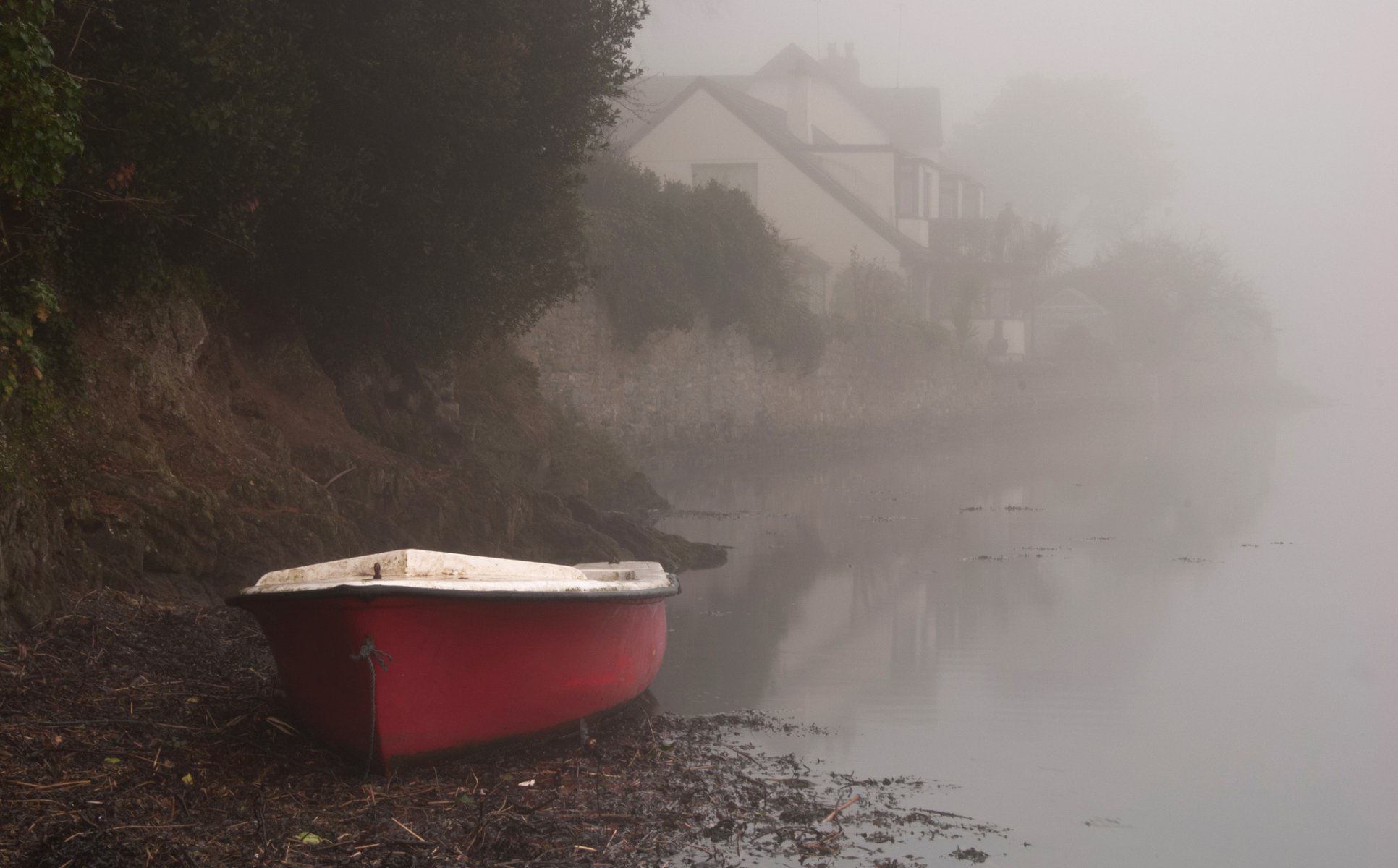 barco río niebla mañana orilla casa