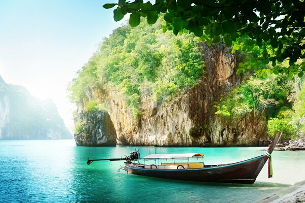 Boot und Strand in Thailand
