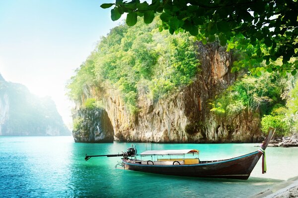 Barco y playa en Tailandia