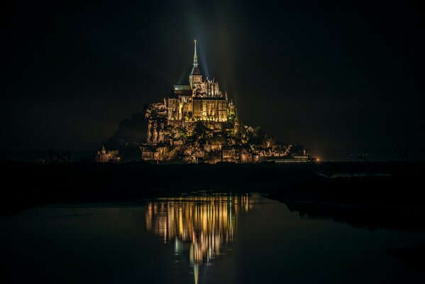 Schöne Beleuchtung der Festung auf der Insel Mont-Saint-Michel in Frankreich