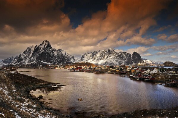 Widok na zatokę, osadę i góry w Norwegii