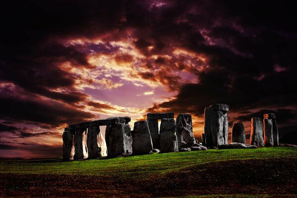 Paysage mystérieux: Stonehange au coucher du soleil