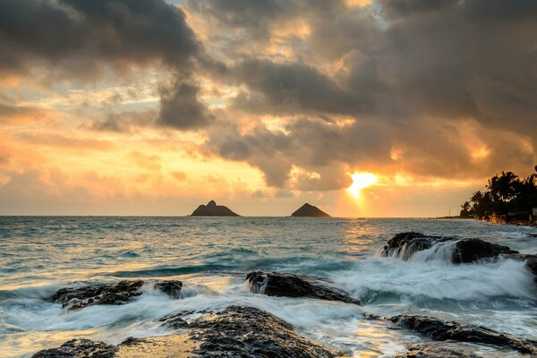 Красивый восход солнца на Гавайях, на берегу океана