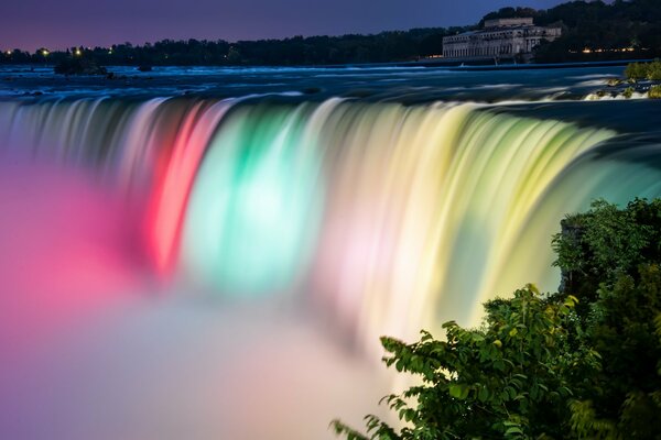 Cascada con niebla y agua multicolor