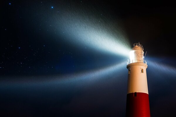 Helles Licht des Leuchtturms am Nachthimmel