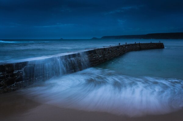 Muelle al atardecer en la costa de Inglaterra