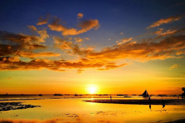 Atardecer. Cielo. Amanecer. Personas