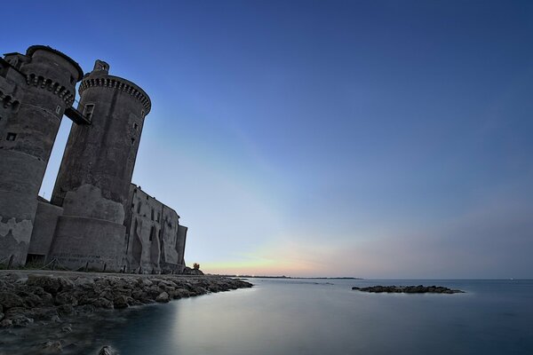 Paesaggio notturno del castello sullo sfondo del mare