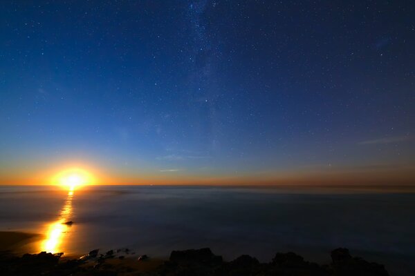 Alba nel cielo stellato sopra l oceano