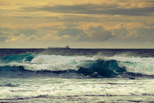 Olas en el océano. Hermoso zkat