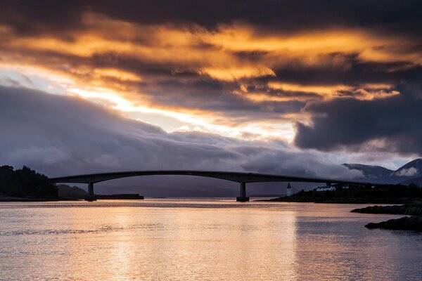 Puente de fuego en Escocia por la noche