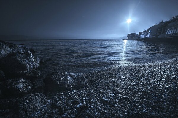 Paesaggio eccellente di notte sul mare