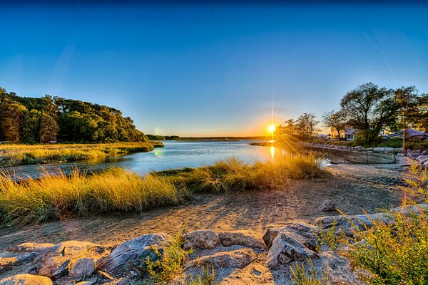 Sonnenuntergang am Ufer in New York