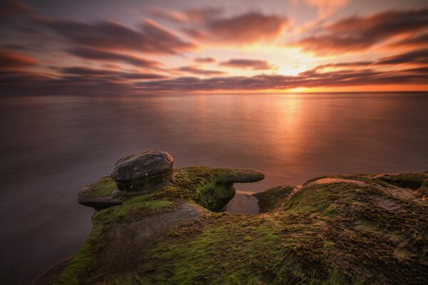 Warmer goldener Sonnenaufgang am Meer