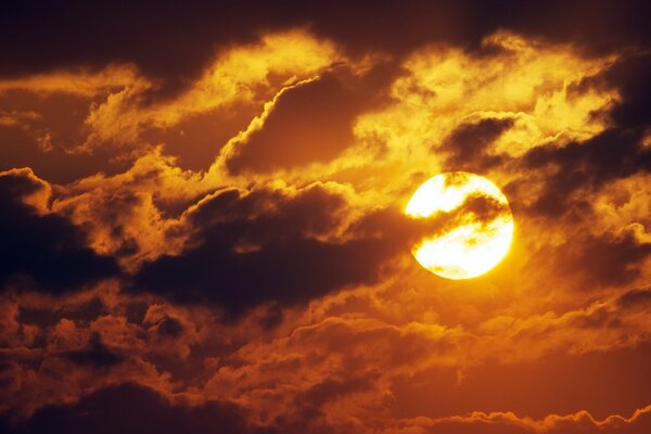 El sol brillante se ve a través de las nubes