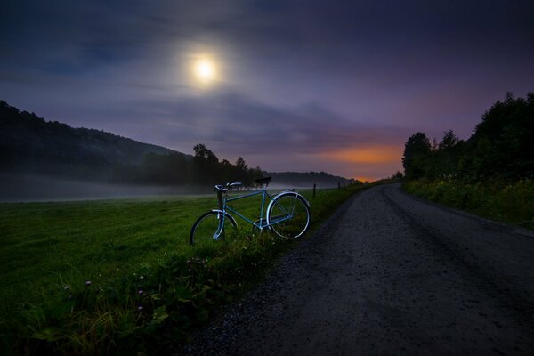 Noche de verano bicicleta de carretera