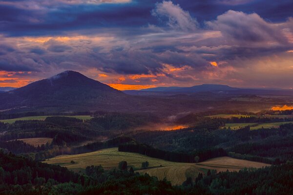 Maravilloso valle al atardecer