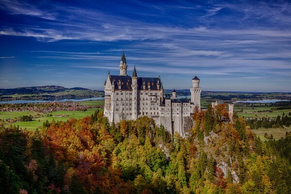 Castillo de Neuschweinstein en Alemania con un fondo de rocas y bosques