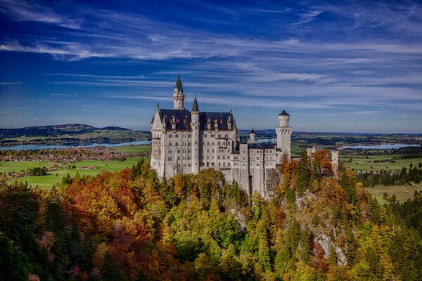 Zamek Neuschweinstein w Niemczech na tle skał i lasu