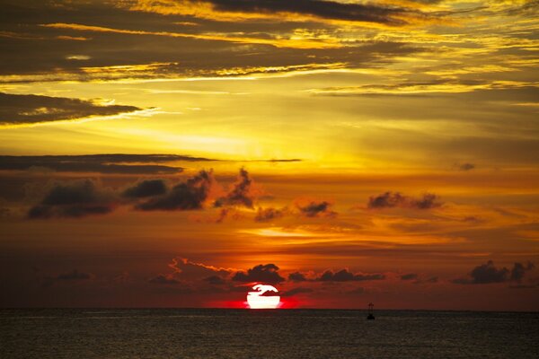 Meer mit schönem Sonnenuntergang und Boje