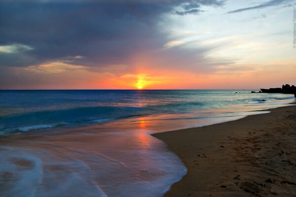 Amanecer en el mar playa y sol