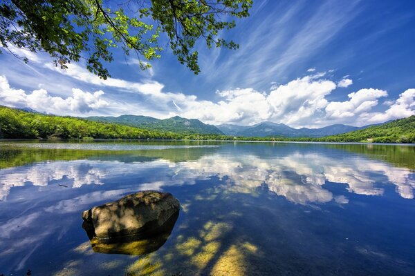 Vista del lago en avillana italiana