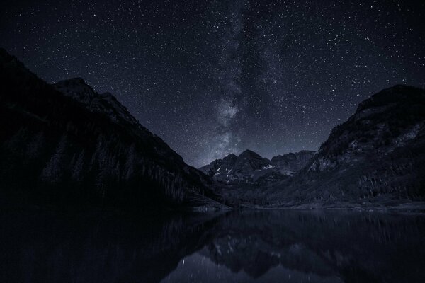 Le maestose montagne e la Via Lattea