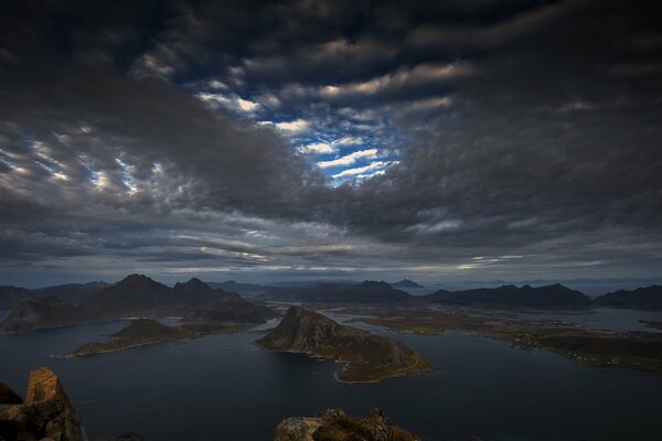 Nuages épaissies au-dessus de la mer