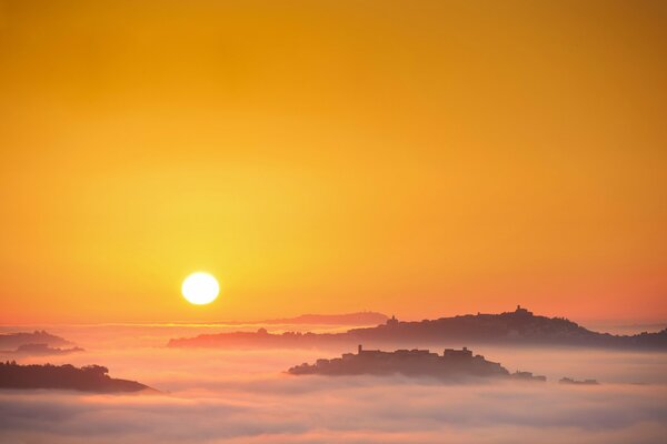 Sole italiano nella nebbia mattutina