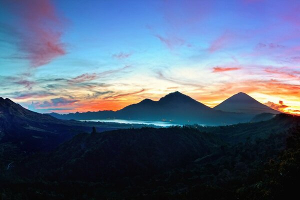 Восход солнца из-за гор в Индонезии