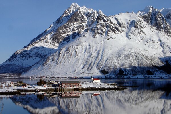 Schneebedeckte Berge spiegeln sich in der Bucht wider