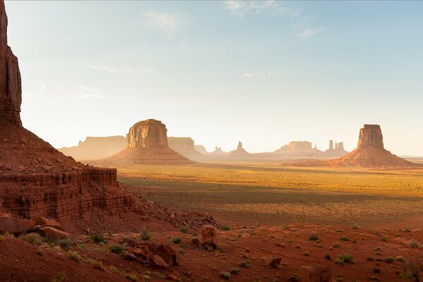 Paisaje De Arizona. Clima sofocante en colores anaranjados