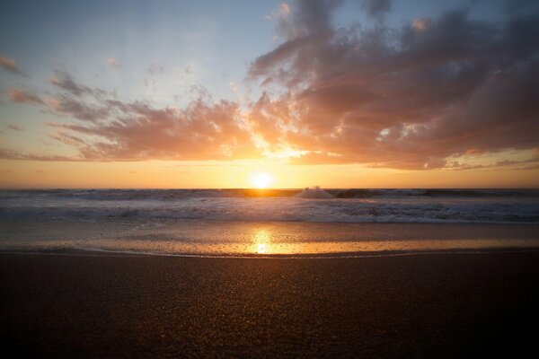 Hermosa puesta de sol en el fondo del mar