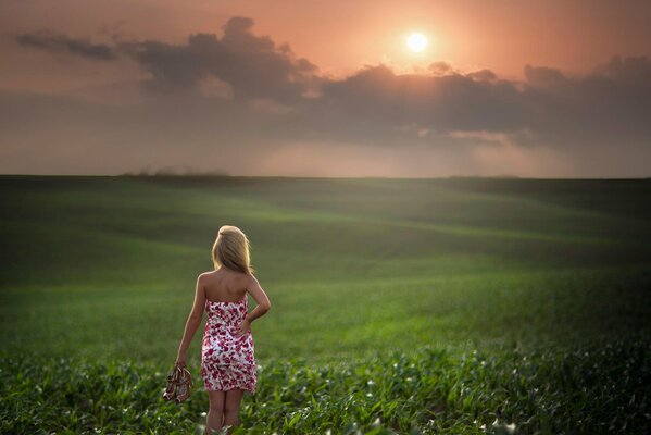 Ragazza che cammina su un campo verde