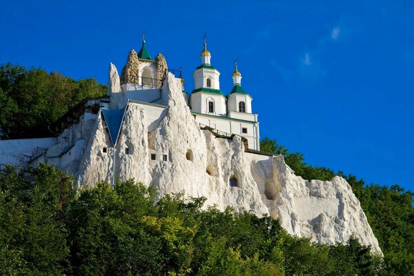 Ein einsames Kloster auf dem Gipfel des Berges