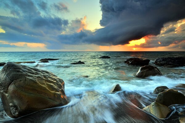 Paesaggio con il mare ed e il cielo bello