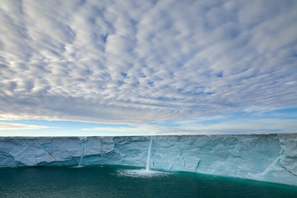 Norwegischer Gletscher mit Wasserfall