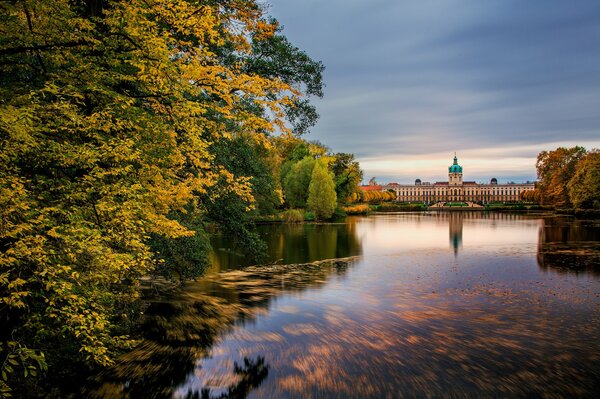 Germnia. Widok Pałacu Charlottenburg jesienią