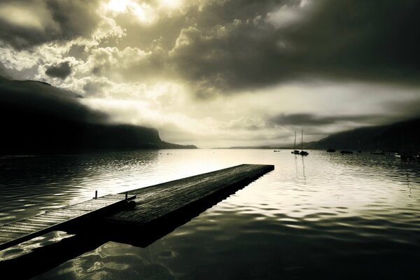 Oscuro muelle junto al lago