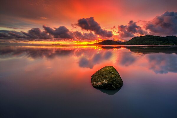 Fondo de pantalla de la nube en el set de puesta de sol