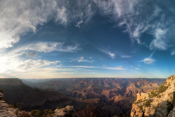 Cañón bajo el cielo azul nublado