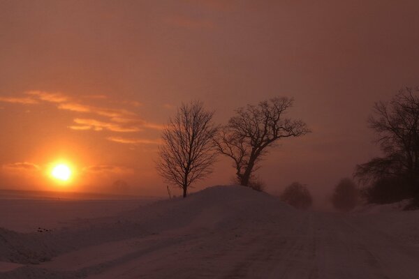 Le gel et le soleil de la route enneigée