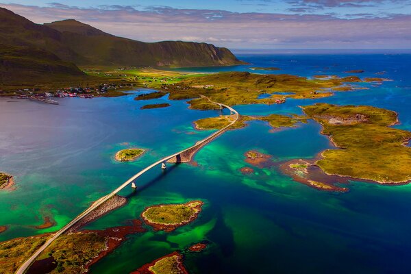 Puente sobre el agua y las montañas