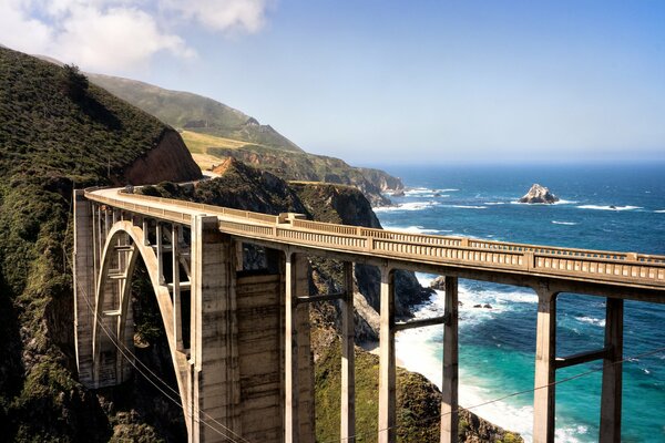 Puente de carretera junto al océano en California