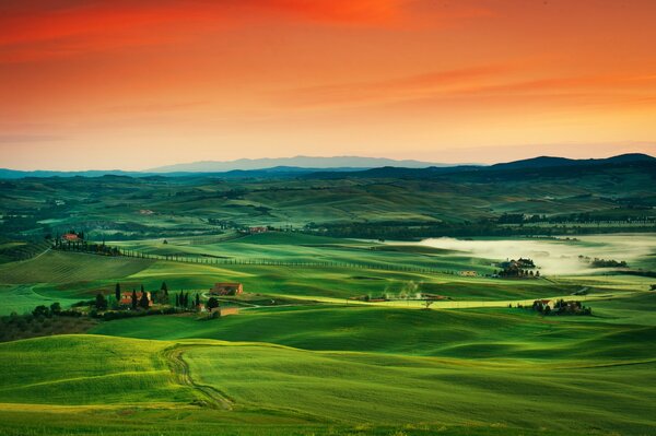 Красивый закат с видом на поля Италии