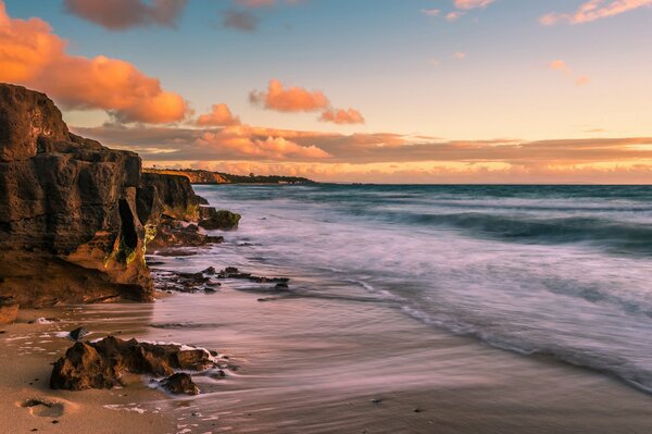 Strand an den Klippen bei Sonnenuntergang